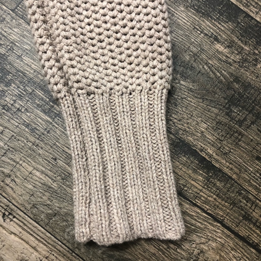 Old Navy Sweater Size S Tan cable knit V-Neck - Picture 3 of 5